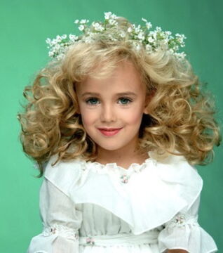 JonBenét Ramsey wurde tot in ihrem Zuhause im Keller gefunden. Die Familie beharrte darauf, eine Lösegeldforderung erhalten zu haben. Schnell galt sie als verdächtig…