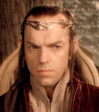 Es ist schließlich Hugo Weaving, der stolz die Figur verkörpert