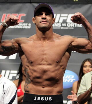 2012 fährt Vitor Belfort einen Sieg nach dem anderen ein. Dieses Mal gegen Anthony Johnson.