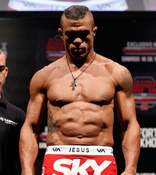 Im Jahr 2015 hat er den Titel im Mittelgewicht geholt. Ganz anders als Chris Weidman, der nach der ersten Runde K.O. ging. Das Blatt in der UFC hat sich gewendet!