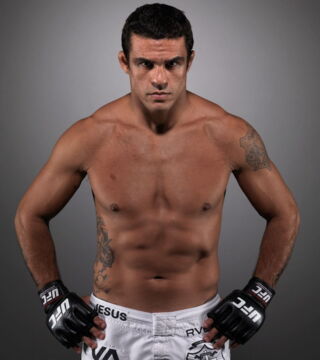 Nach seinem positiven Anti-Doping-Test hat Vitor Belfort im Jahr 2009 endlich sein Comeback. Er rächt sich an Rich Franklin und gewinnt durch K.O. Was für ein Geschenk!