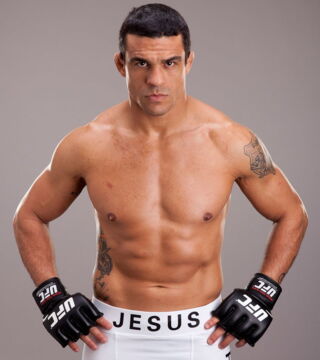 Vitor Belfort altert – und sein Körper mit ihm! Im Jahr 2011 kämpft er in einem mysthischen Kampf gegen Anderson Silva. Eine spektakuläre Niederlage per Frontkick!