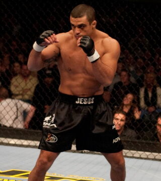 Zwei Kämpfe gegen Randy Couture in einem Jahr. Im Jahr 2002 gewinnt er den ersten Kampf, verliert den zweiten, was ihn letztlich seinen Titel kostet!