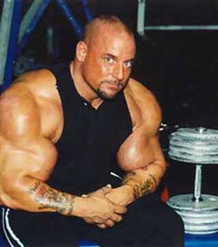 1. Greg Valentino bekommt in den Medien viel Aufmerksamkeit. Er soll die dicksten Arme der Welt haben.