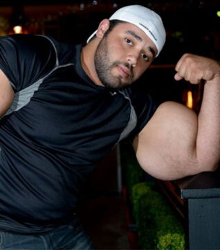 13. Moustafa Ismail hält den Guinness-Weltrekord für den dicksten Bizeps.