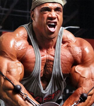 3. Dennis James beginnt das Training mit 18 Jahren. Seine Kraft ist beeindruckend und er ist immer unter den ersten Plätzen bei Wettkämpfen zu finden.