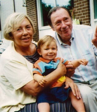 5 Millionen Dollar erhielt Ibi Roncaioli aus dem Jackpot. 2 Millionen schenkte sie dann einem Kind, das sie mit einem anderen Mann hatte. Als ihr Ehemann es bemerkte, drehte er durch. Statt sich scheiden zu lassen, vergiftete er Ibi.