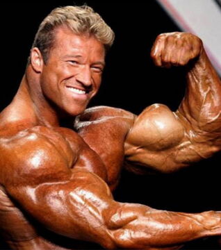 6. Gunter Schlierkamp inspiriert sich an Arnold Schwarzenegger. Er beginnt das Bodybuilding im Alter von 16 Jahren und gewinnt zahlreiche Titel.