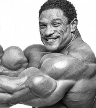 9. Roelly Winklaar ist mit seinen beeindruckenden Armen und seinem Rücken zu einer internationalen Ikone geworden. Im Jahre 2009 gewinnt er die NPC Arnold Amateur Championship.