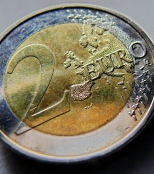 Diese 2-Euro-Münze aus Deutschland aus dem Jahr 2008 hat einen Fehler: Die 15 europäischen Staaten sieht man… ohne Grenze. Da es nur 30.000 Exemplare gibt, sind Sammler scharf auf diese Münze!