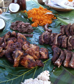 Guam: Die Chamorros sind für ihre Küche bekannt. Es wird viel gegrillt: Schwein, Hühnchen und roter Reis