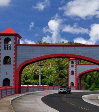 Guam: Die Insel hat eine spanische Vergangenheit, die bis ins Jahr 1521 zurückreicht. Ferdinand Magellan hat die Insel zuerst entdeckt, die erst im 17. Jahrhundert kolonisiert wurde