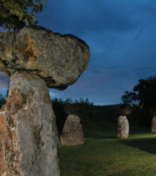 Guam: Die Latte Stones spiegeln die Chamorros-Kultur wider. Es handelt sich dabei um Säulen aus Kalk- und Sandstein