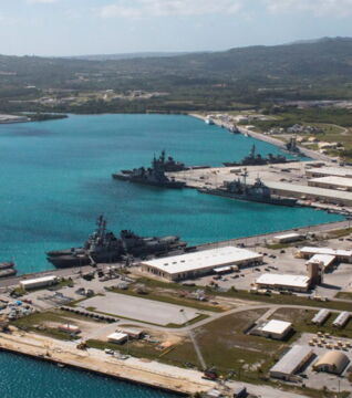Guam: Es gibt auch eine Naval Base an der Südspitze. 12.000 Personen werden vom US-Militär beschäftigt und leben mit ihren Familien vor Ort