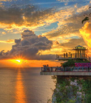 Guam: Lover's Point ist eine beliebte Sehenswürdigkeit. Hier hat man einen tollen Ausblick über den Ozean und die Stadt