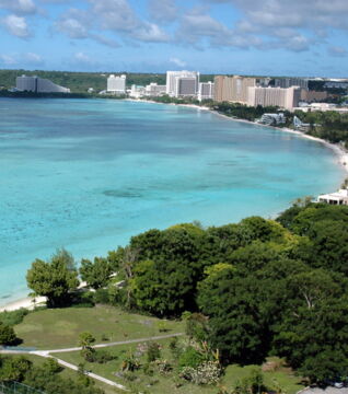 Guam: Zahlreiche Hotelanlagen säumen den Tumon Beach, wo das Wetter stets zum Baden einlädt