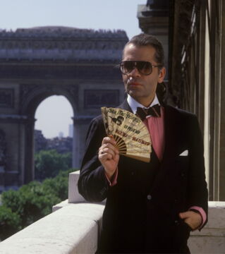 Karl Lagerfeld vor dem Triumphbogen 1983