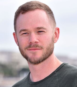 Auch er hat einen Zwillingsbruder. Dieser heißt Aaron Ashmore und ist ebenfalls Schauspieler