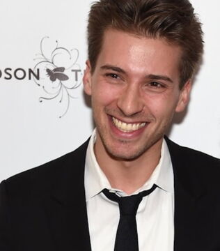 Es handelt sich dabei um Hunter Johansson - er begleitet oft seine Schwester auf dem Roten Teppich