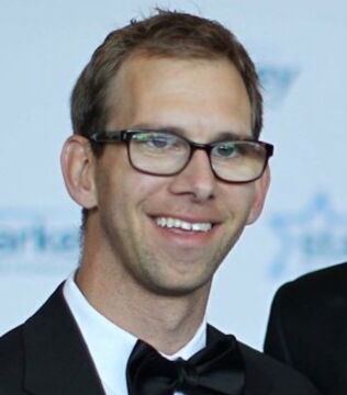 Es handelt sich dabei um Michael Kucher. Dieser sieht seinem Bruder gar nicht ähnlich, aber er begleitet ihn sehr oft zu Veranstaltungen und Vorpremieren