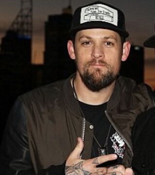 Joel Madden hat mit seinem Bruder und zwei Freunden die Musikgruppe Good Charlotte gegründet. Er ist mit Nicole Richie verheiratet