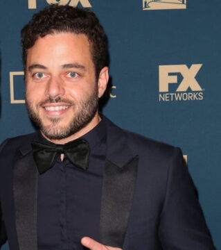 Sami Malek trägt einen Bart und etwas mehr Haare, aber ansonsten ist die Ähnlichkeit sehr stark