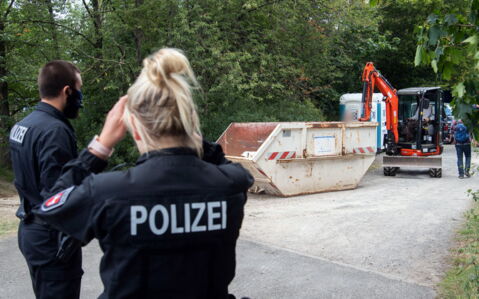 Polizist:innen auf der Suche nach Maddie