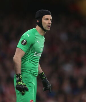 Petr Cech – Tritt gegen den Kopf