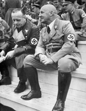 Julius Streicher (rechts im Bild)