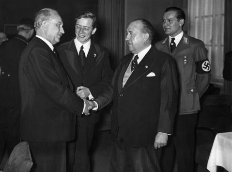 Walther Funk (rechts im Hintergrund)