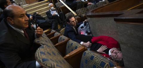 Die Sitzung wird unterbrochen