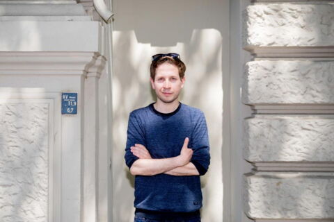 Er sucht nach einer eigenen Wohnung