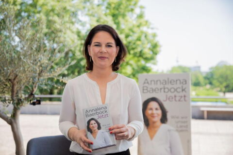 Die Außenministerin ist auch Buchautorin