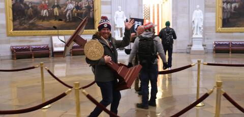 Manche Demonstranten plündern das Kapitol