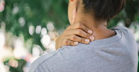 Gründe für einen kratzenden Hals: Physische und psychische Beanspruchung