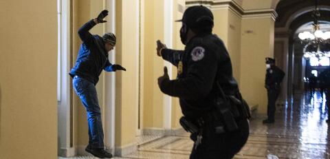 Demonstranten dringen durch die Fenster ins Kapitol