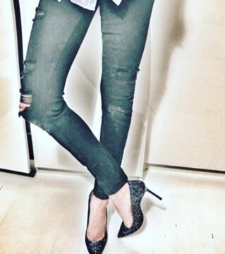 6. Meghan Markle wears a sparkly pair of Jimmy Choo heels. It's called the Jimmy Choo romy 100 glitter degrade point toe pumps and costs about £600!