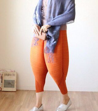 This orange trouser will give you an eye sore! The poofy shape was made to conceal skinny chicken legs. Goal achieved but now you'll have to worry about having large thighs.