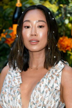 Bob adorned with white pearls