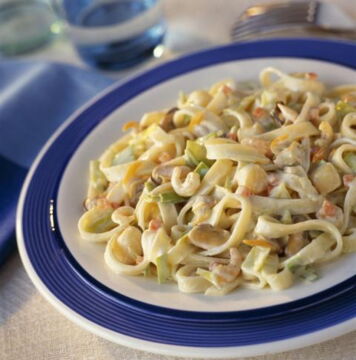Carbonara with shrimp and leek