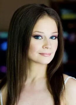 It’s unbelievable, her make-up makes her look almost 5 years older!