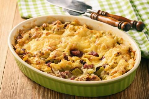 Pasta gratin with leek and bacon