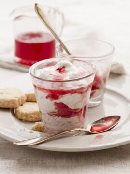 Rhubarb compote with yogurt
