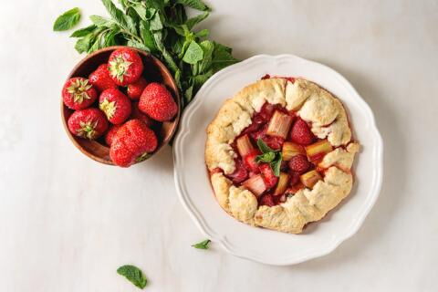 Rustic strawberry and rhubarb pie