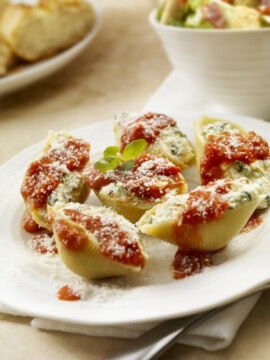 Stuffed conchiglioni with tomatoes and cheese