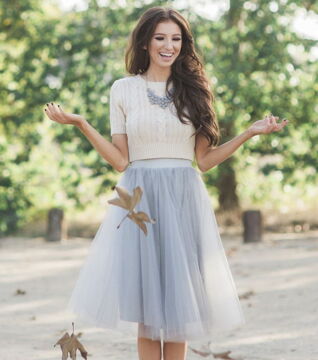 A beautiful outfit that will look great during any month. A crop top with a necklace will complete the look!