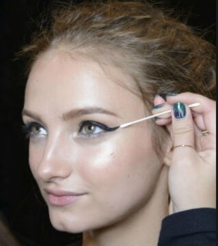 The cotton swab is ideal for drawing an eyeliner line or applying a powder or cream eye shadow to your eyelids.