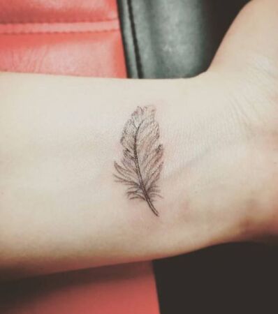 Photos : These 20 Gorgeous Feather Tattoos Have A Beautiful Meaning