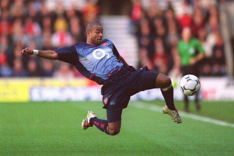 Arsenal and Chelsea player, Ashley Cole was one of the best left-backs in the game. He occasionally enjoys a cigarette as well.