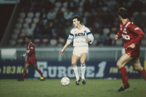 David Ginola, French former professional footballer reportedly enjoyed smoking a cigarette after his Newcastle matches in the 90s.